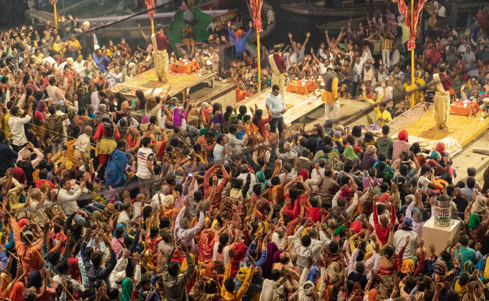 Figura 1. Varanasi. La puja in onore di Agni, dio del Fuoco, di origine vedica. 